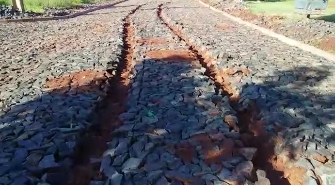 Destruyen trabajos de pavimentación tipo empedrado en el Bº María Victoria