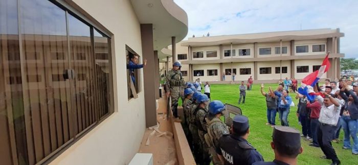 Junta de Pedro Juan Caballero ratifica intervención, en incidentada sesión