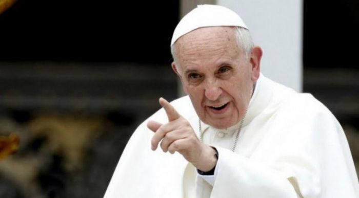 El Papa regaña a los niños que usan el celular mientras comen con la familia