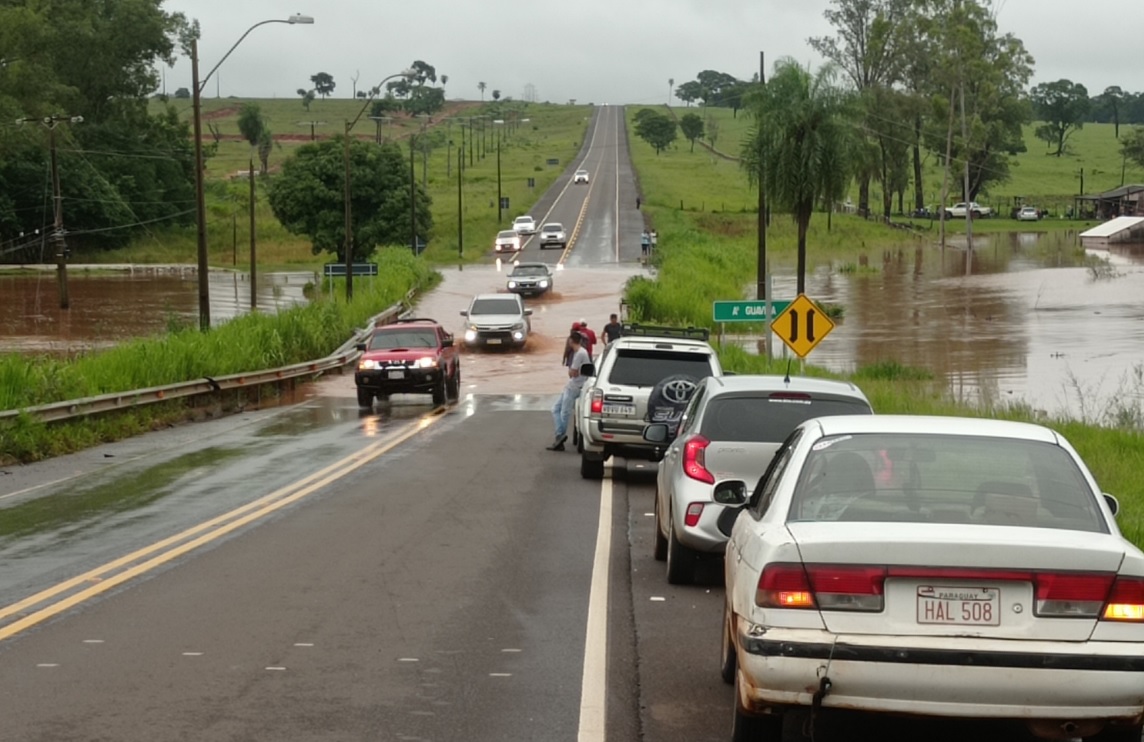 Copiosa lluvia causa inundaciones sobre ruta PY05