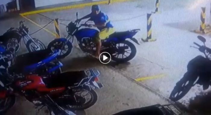 Roban moto del estacionamiento de un supermercado