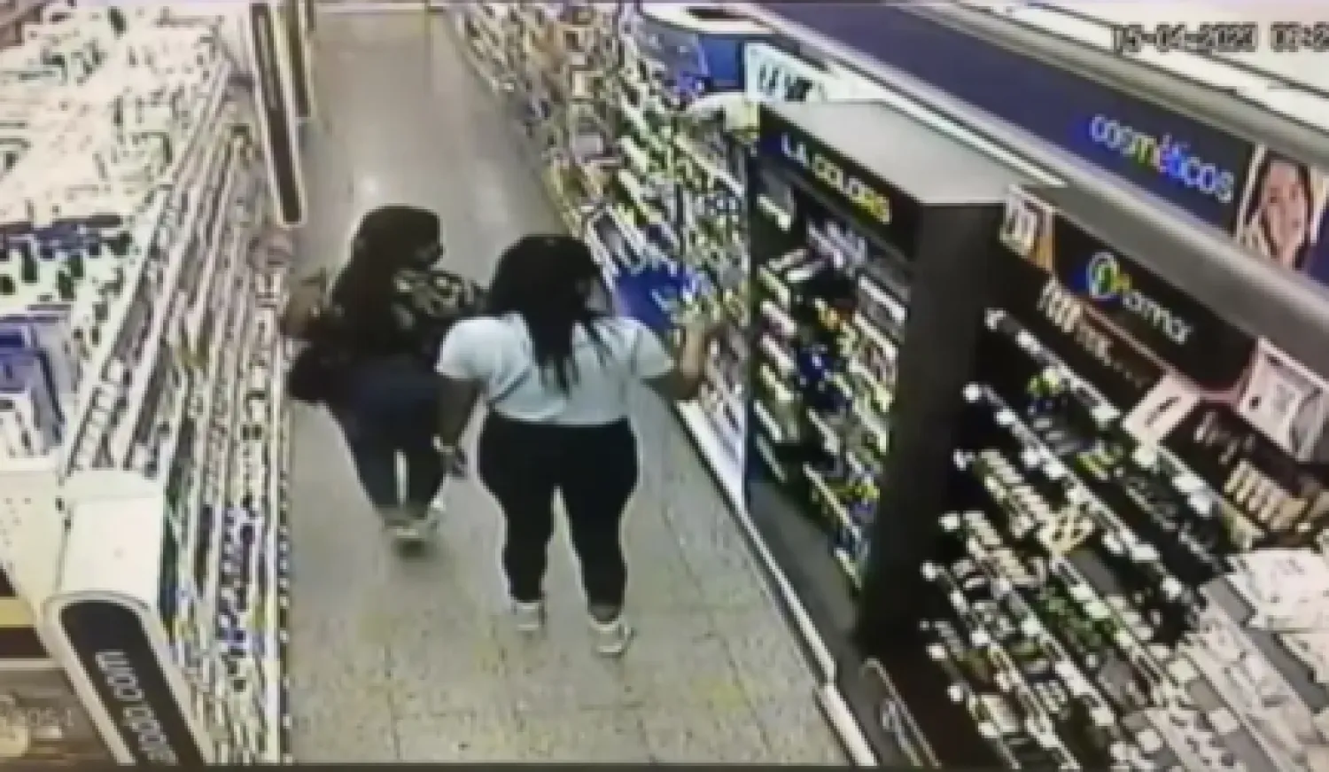Madre e hija aprehendidas tras intentar hurtar cosméticos y chocolates en Fortis