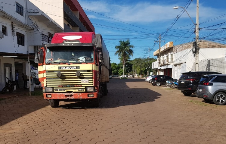 Camión de gran porte obstruye transitada calle céntrica