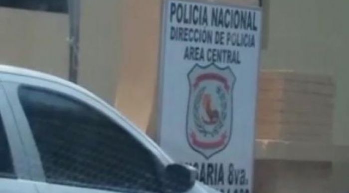 Hombre se desnuda frente a comisaría tras ser detenido por dañar un vehículo