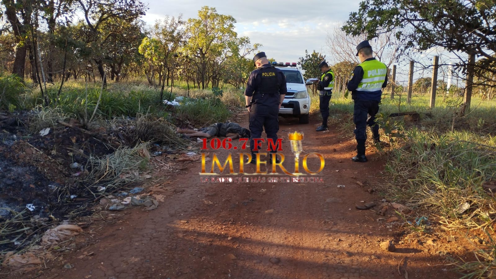 Hallan muerto a un hombre al costado de un camino vecinal