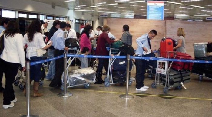 Gobierno terceriza repatriación de pudientes: estos deben pagar pasaje aéreo y el hotel salud