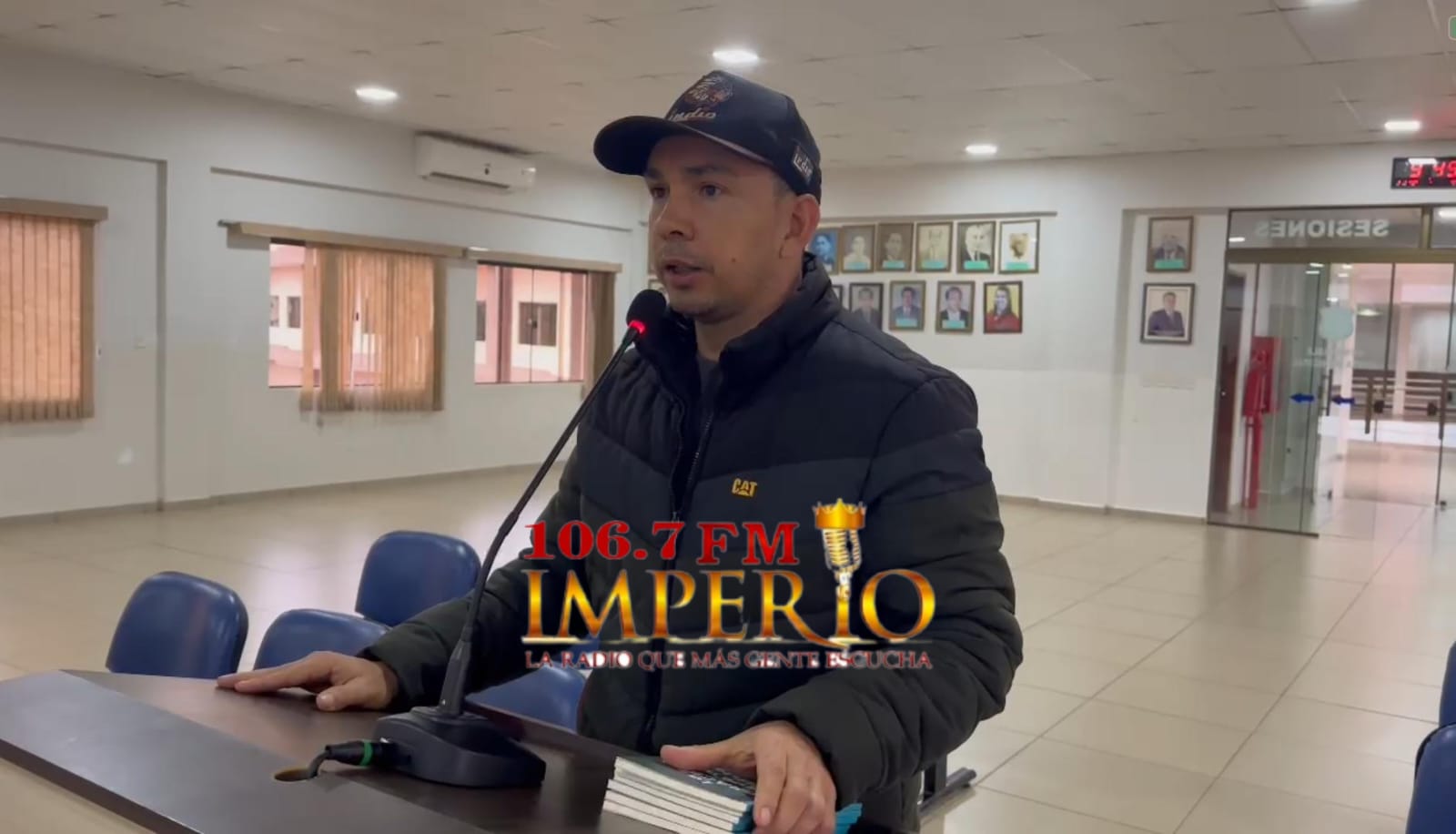Autor expone su libro "La oración que no hice" ante la Junta Municipal