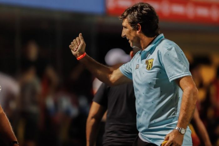 La hinchada apoya a Gustavo Costas