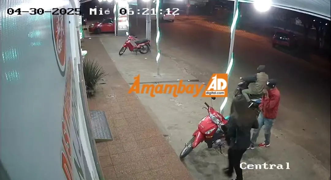 Motochorros asaltan a funcionaria de farmacia frente al Hospital Regional