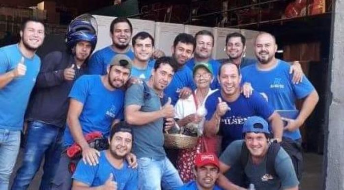 Gesto que conmueve: juntan dinero para regalar "aguinaldo" a yuyera
