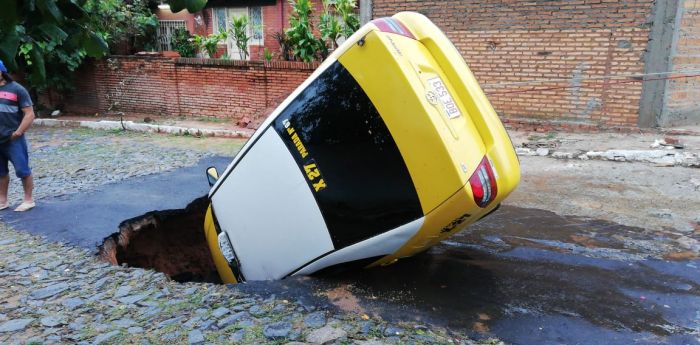 Susto de taxista: Feroz pozo se "tragó" su vehículo en Asunción