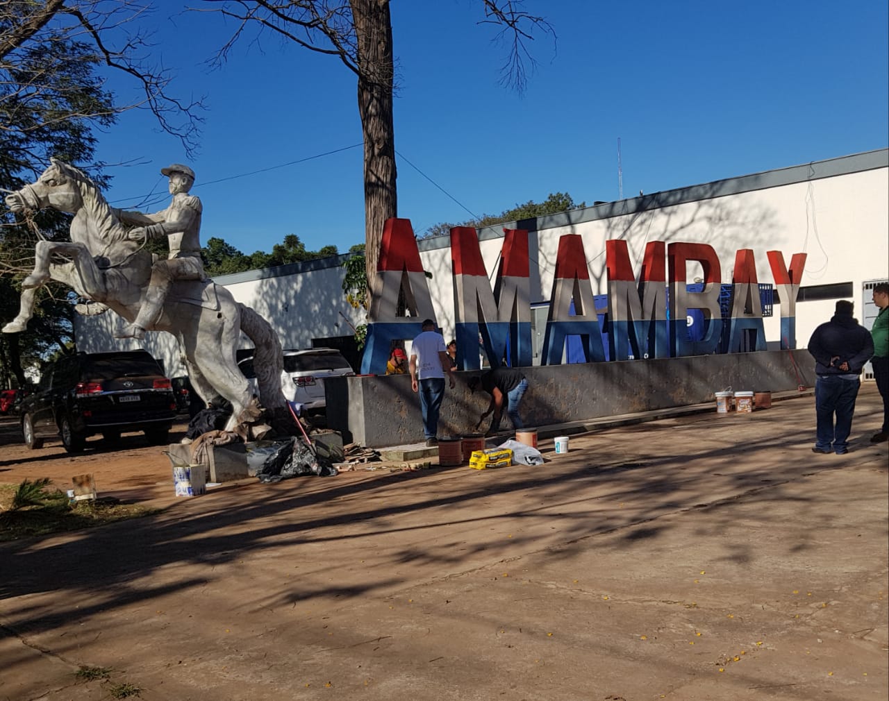 Realizan trabajos de reacondicionamiento en la explanada de la sede gubernamental