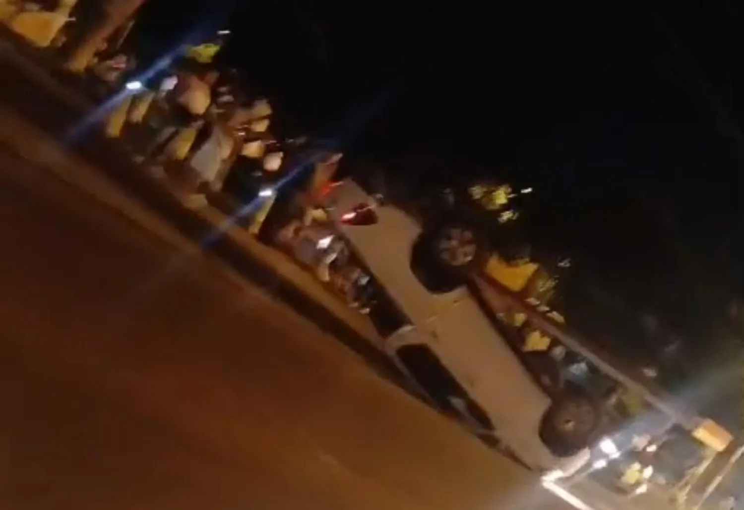 Conductor ebrio provoca choque y vuelco en la madrugada
