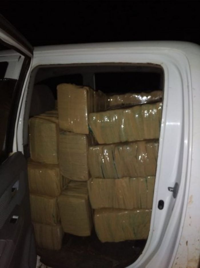 Abandonan camioneta con 759 kilos de marihuana en Canindeyú