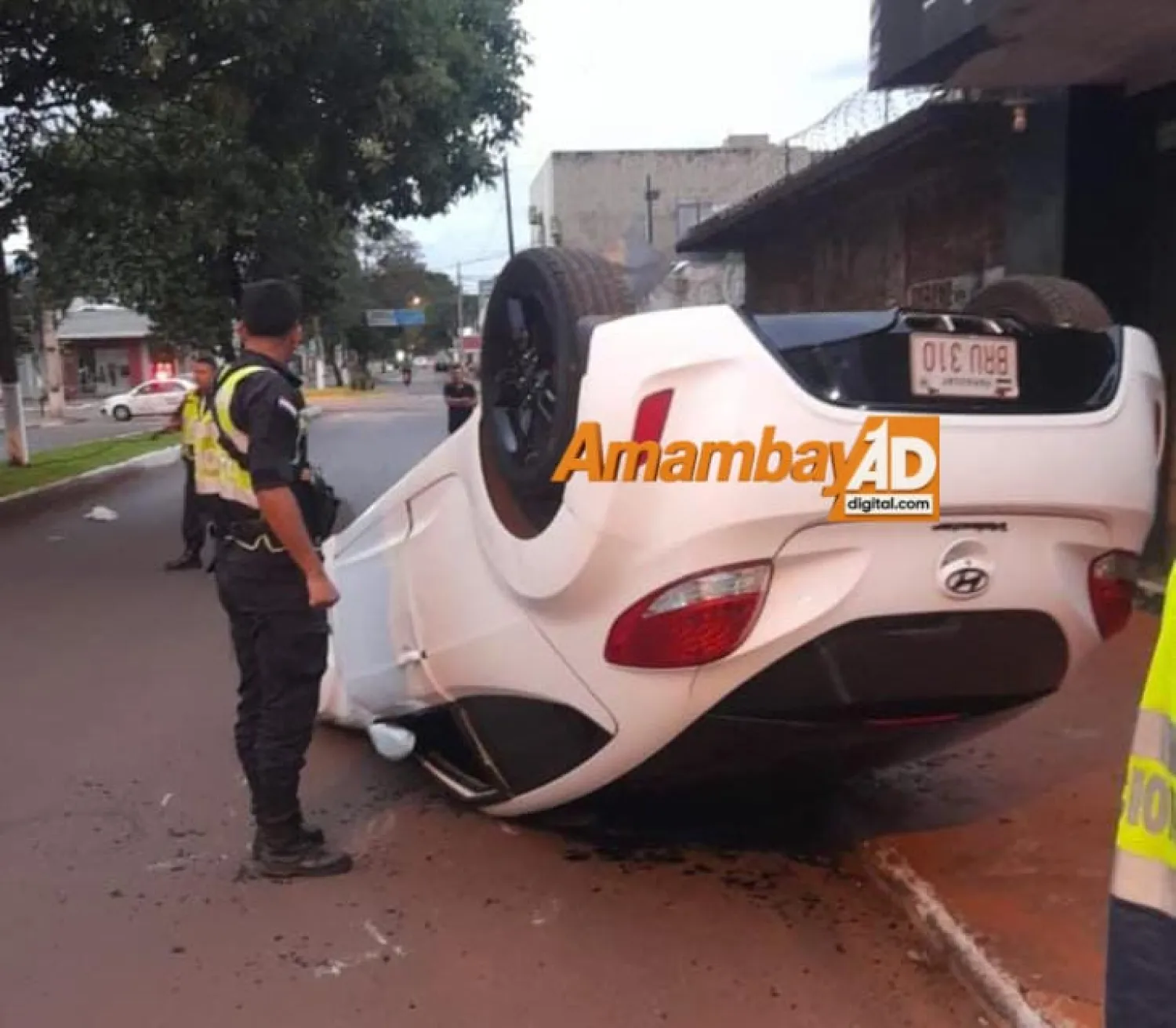 Vuelco de vehículo en Pedro Juan Caballero: conductores dieron positivo al alcotest