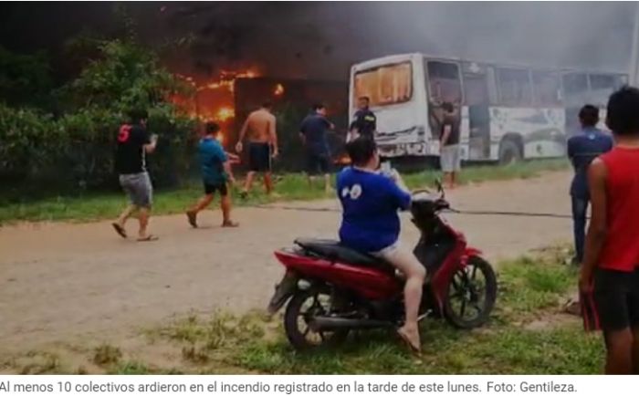 Incendio afecta a una parada de buses en Mariano Roque Alonso