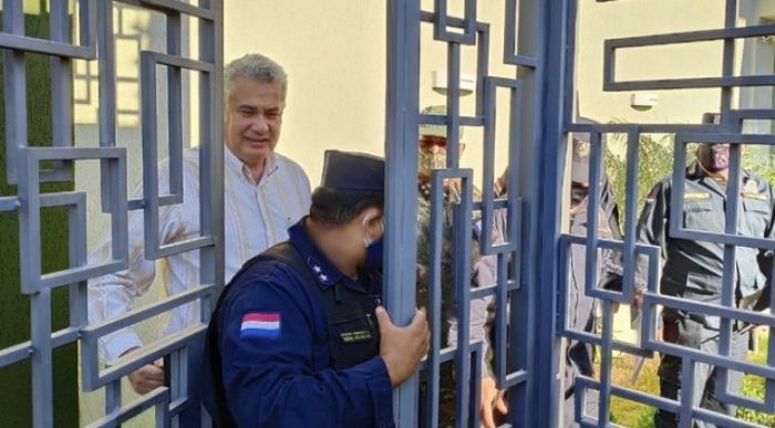 Tras atropellar barrera, intendente hará cuarentena en su casa
