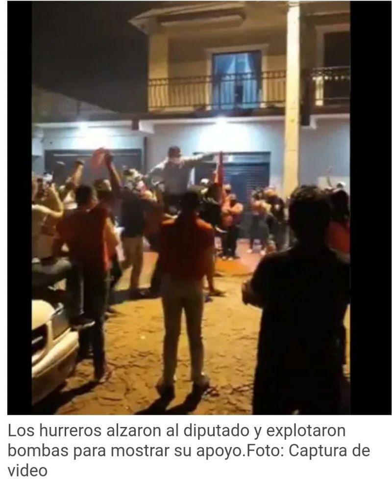 Hurreros se aglomeran para recibir a diputado que votó contra juicio político