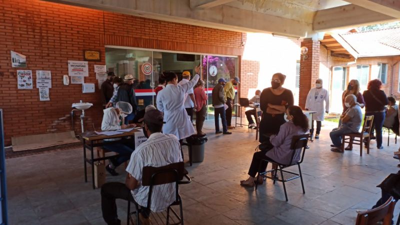 Se inició campaña de vacunación Anticovid para nacidos en 1956 o menos en el Hospital Regional