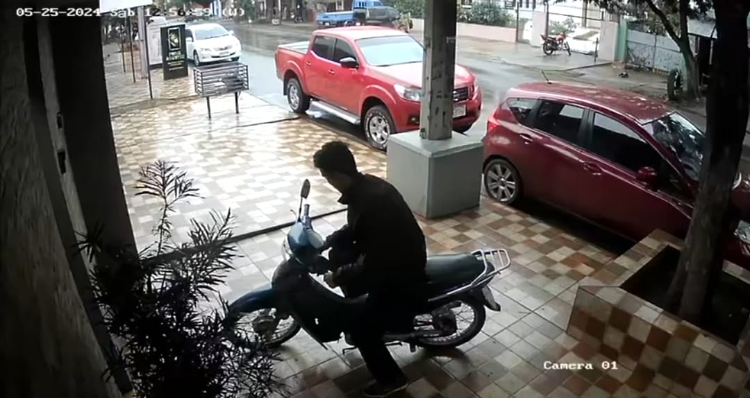 Cámara capta a un individuo hurtando una moto de una vivienda