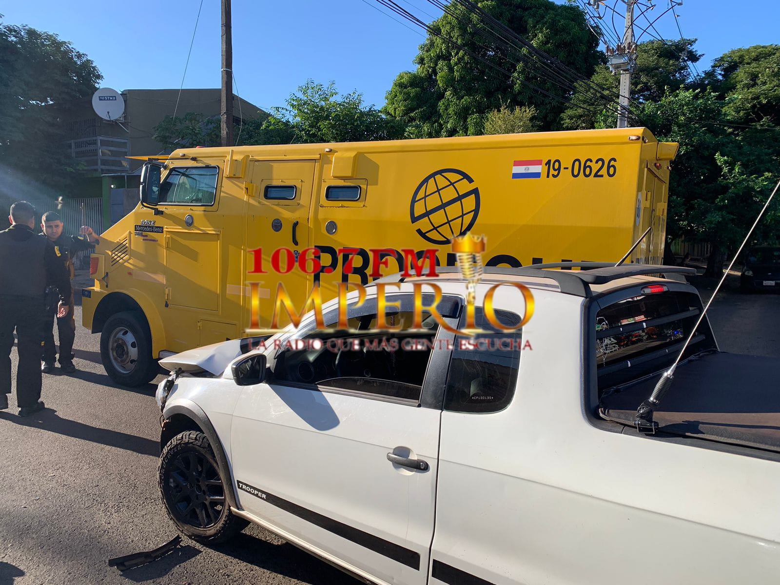 Transportador de caudales y camioneta protagonizan choque en la vía pública