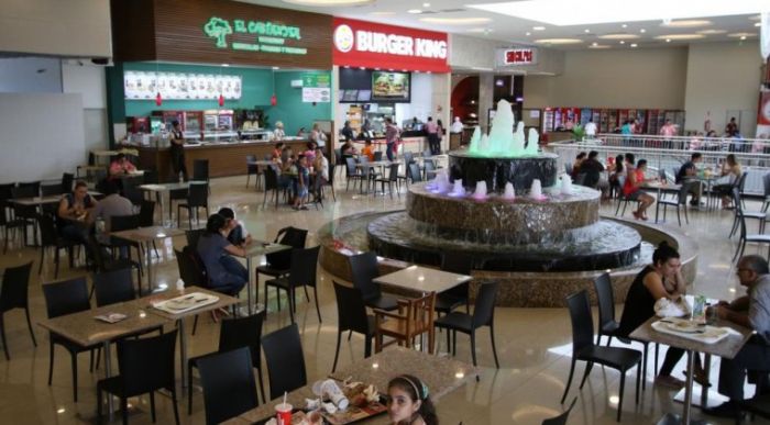 El riesgo en restaurantes: diversidad de contactos, sacarse el tapabocas, dispersar el virus