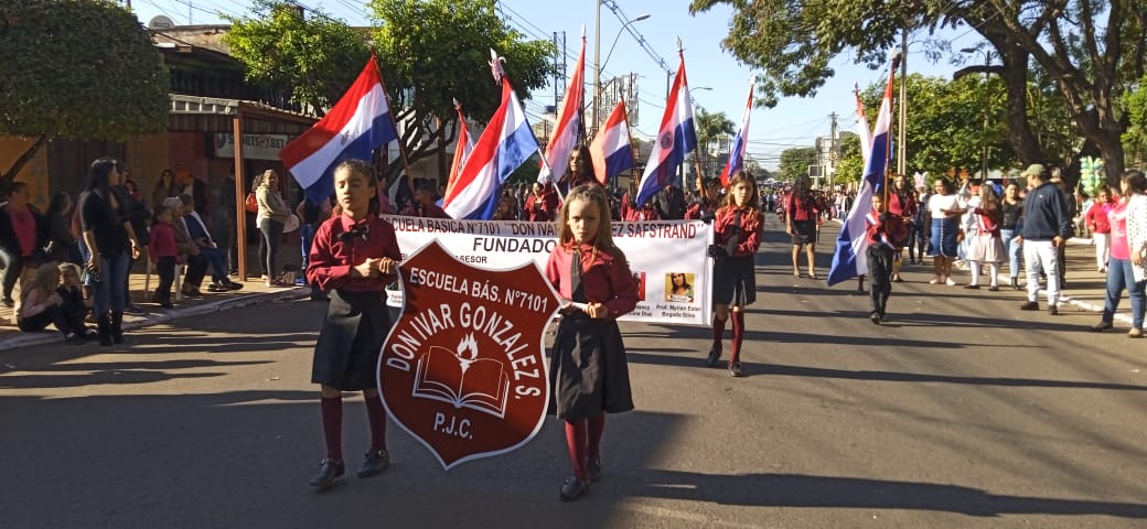 Escuela del asentamiento Romero Cue se presentó por primera vez en el desfile estudiantil