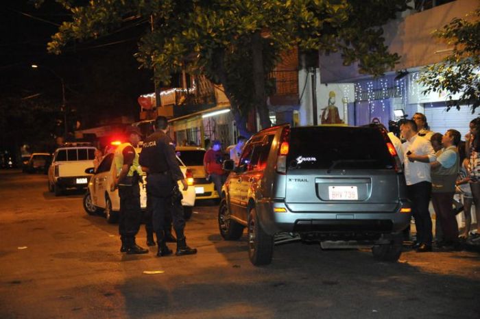 Tras persecución, camioneta choca a motociclista y el conductor logra huir a pie