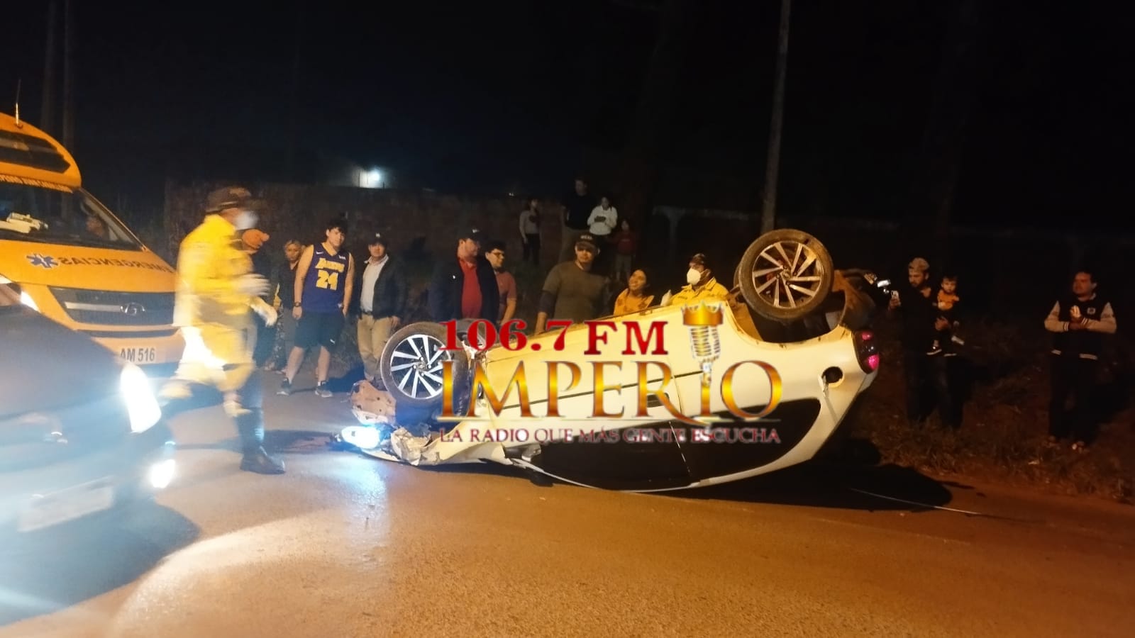 Discusión de pareja acaba con vuelco de automóvil en el barrio General Genes