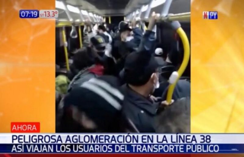 Criminal aglomeración en unidad de transporte y después nos preguntamos por qué la ola de contagios y muertes