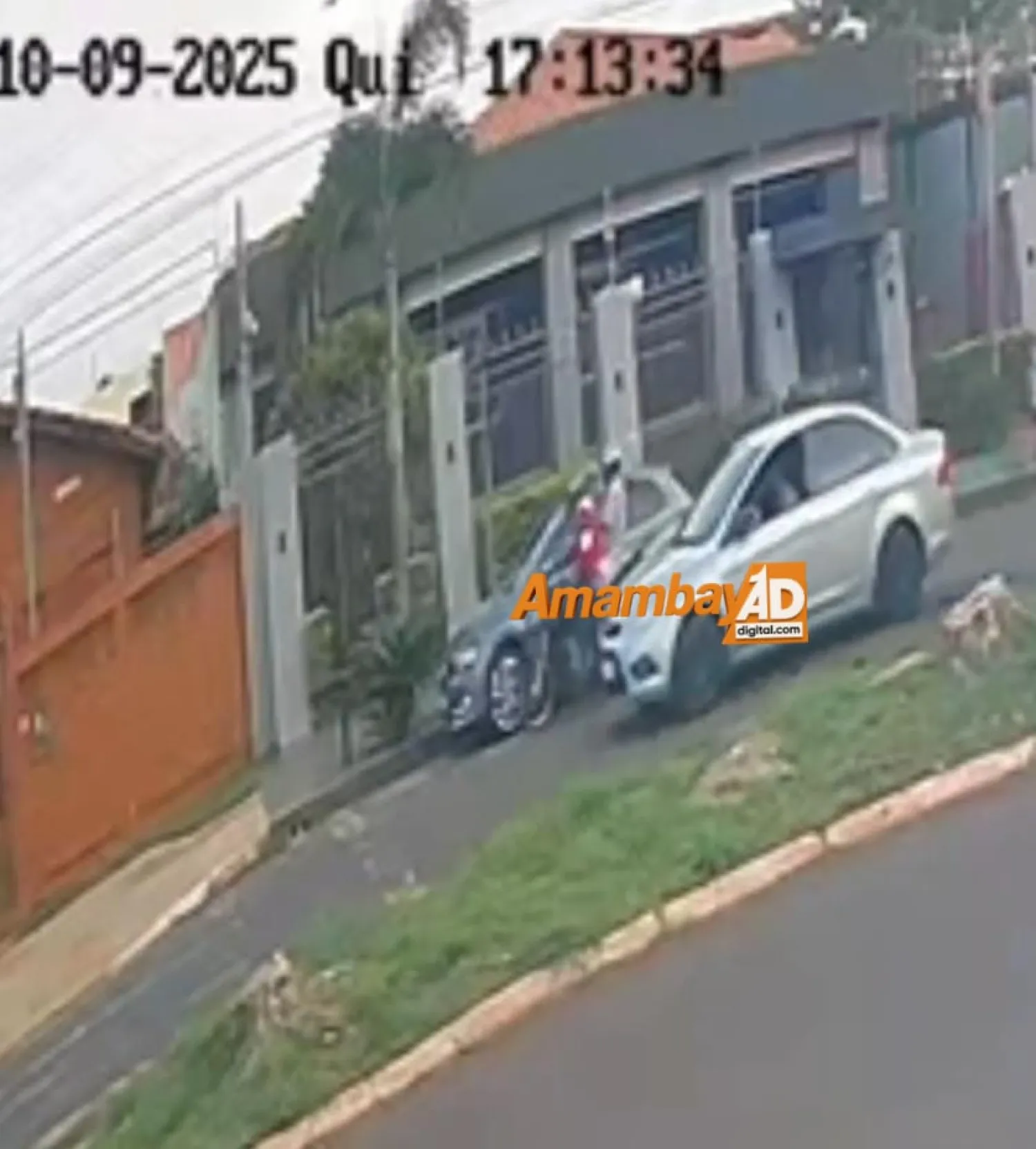 Durante asalto a mano armada en Ponta Porã, criminales roban un vehículo y abandonan la motocicleta usada