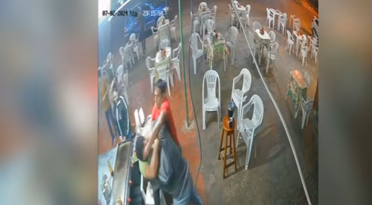 Cliente furioso agrede a trabajador de lomitería tras cambiar de canal el partido de Paraguay