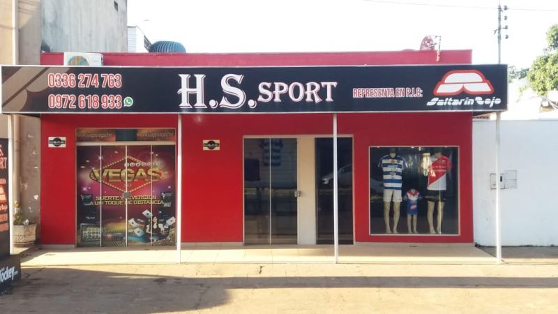 Atentan a balazos contra una tienda deportiva