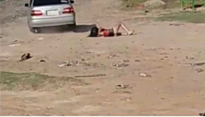 Cayó de la ventana del auto y se machucó