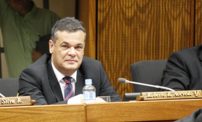 Robert Acevedo usa su emisora para tratar de "puta" a fiscala