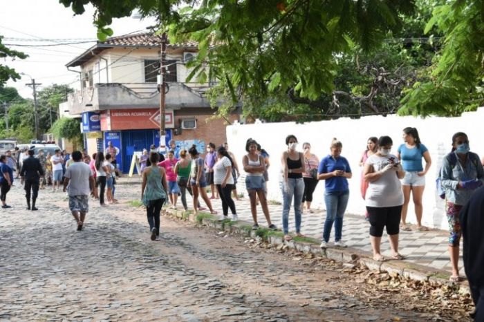 Covid-19: Larga fila de personas para adquirir kits de alimentos del MEC