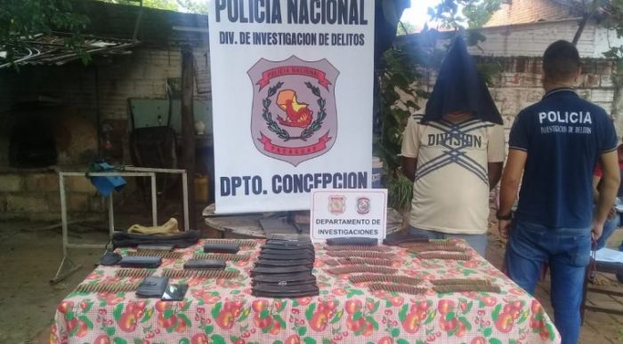 Detienen a hombre que tenía un arsenal de armas y balas y que dice no saber nada