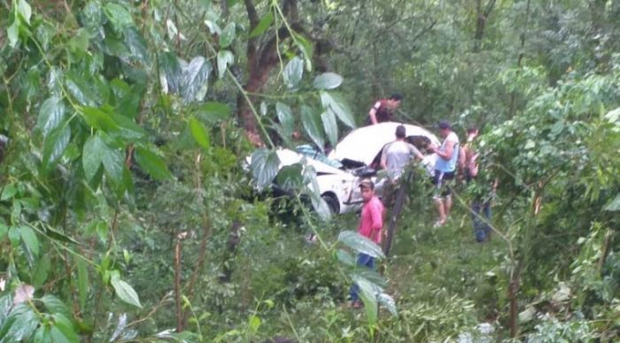 Accidente en Alto Paraná: auto volcó al costado de la ruta y dejó saldo de 5 heridos