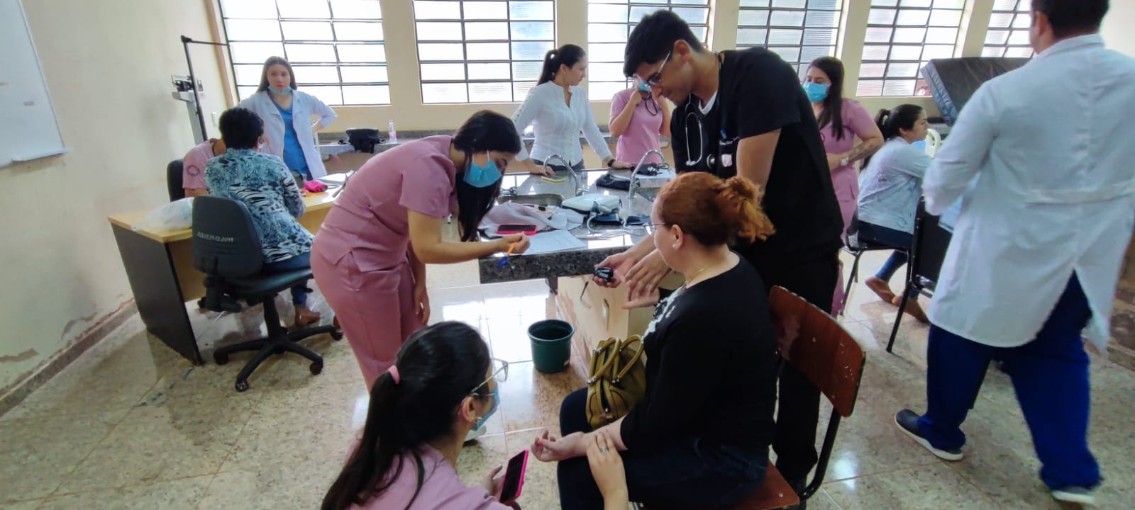 OCTUBRE ROSA. Médicos de la Clínica Nº 1 de la UCP en la Escuela Mcal. López