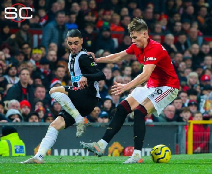 A lo Riquelme: Tremendo caño de Miguel Almirón ante Manchester United