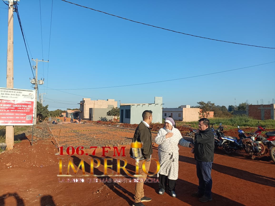Palada inicial de la Gobernación para la construcción de empedrado en María Victoria