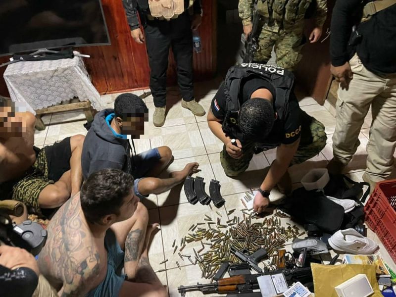 Inautan arsenal y detienen a 5 brasileños