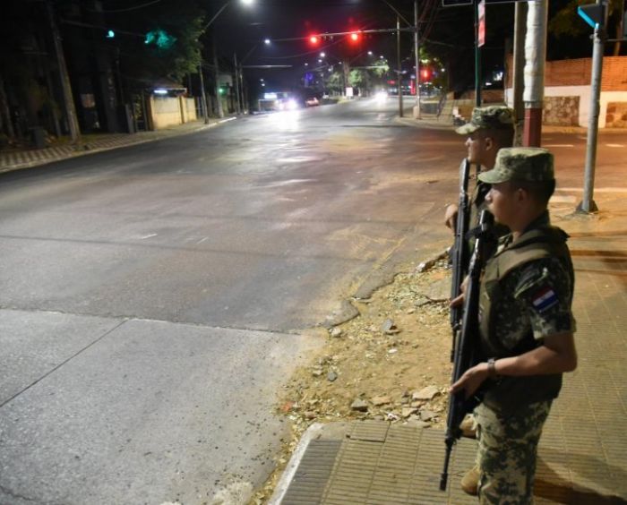 Ministro de Defensa defiende la tarea de militares en calles
