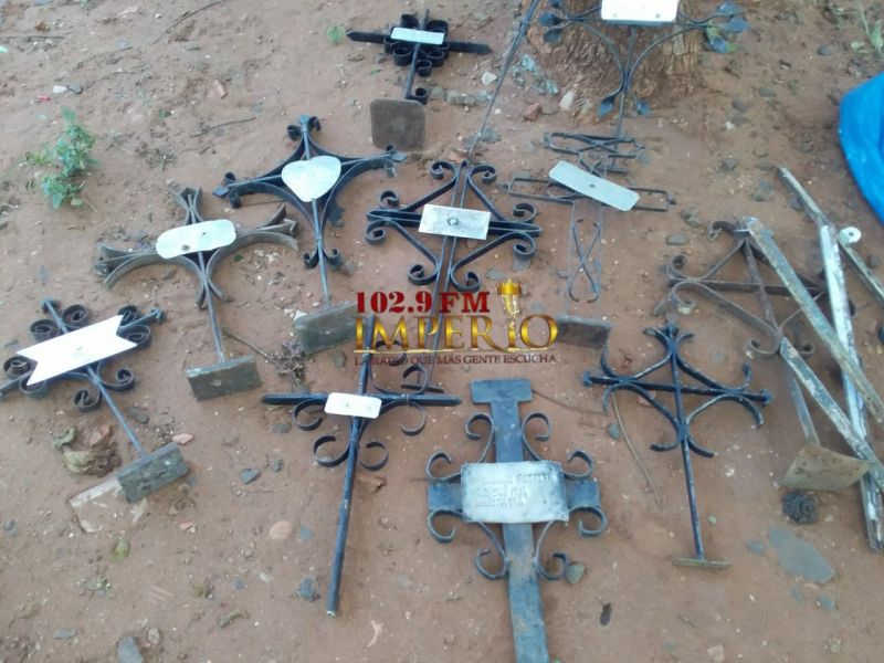 Ladrones abandonan cruces frente a una vivienda