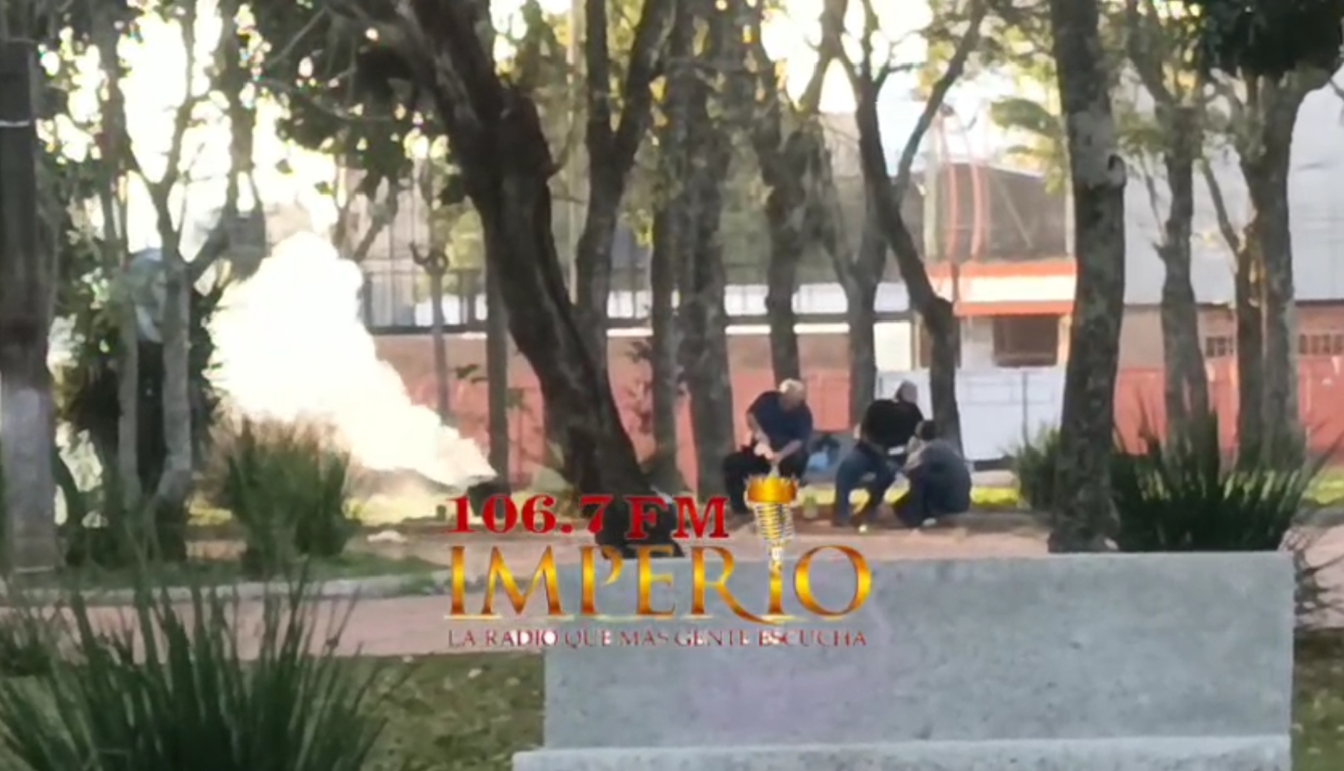 Vecinos reclaman de quema de basuras en plena plaza céntrica