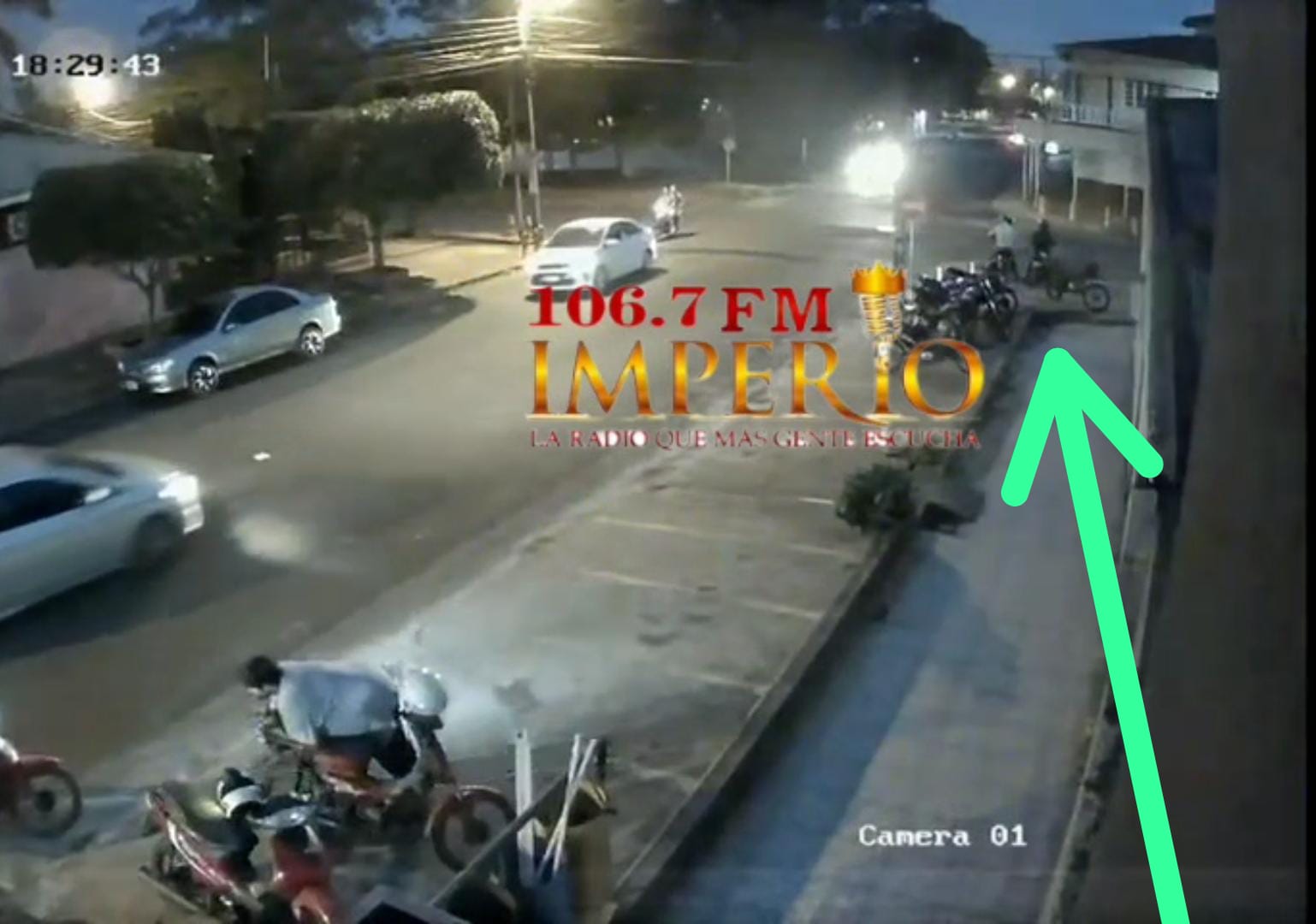 Motocicleta es hurtada por dos sujetos frente a una tienda de calzados