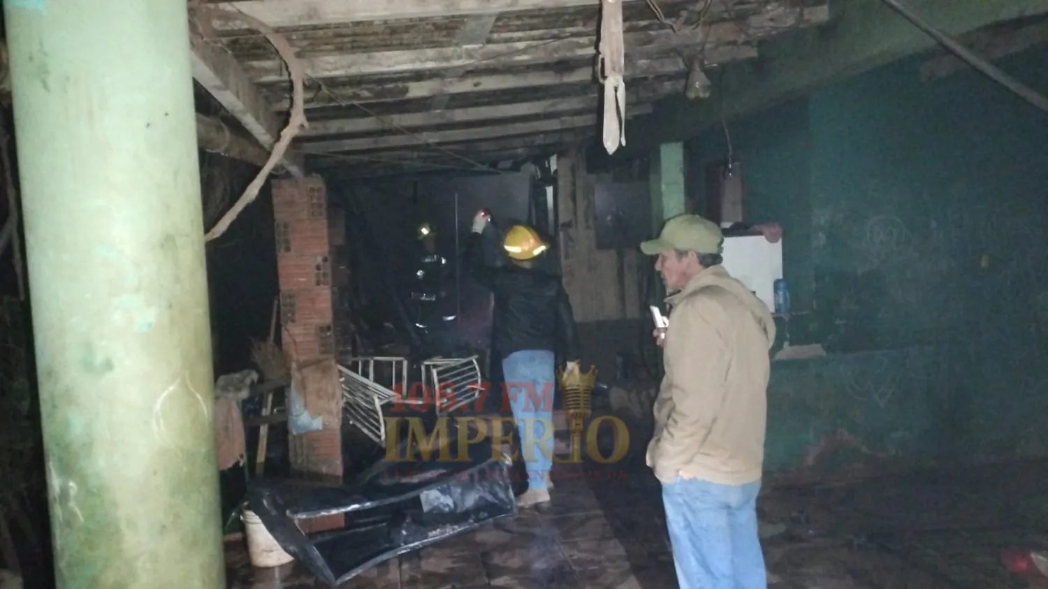 Fuego a leña provocó incendio que consumió una vivienda en el barrio Obrero