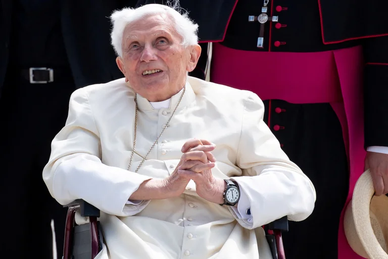 Murió Benedicto XVI, el papa teólogo que revolucionó la tradición vaticana con su renuncia