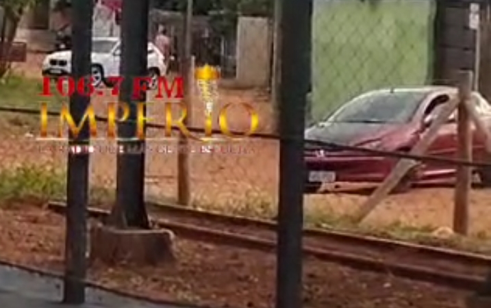 Alzan a la fuerza a un hombre en un automóvil