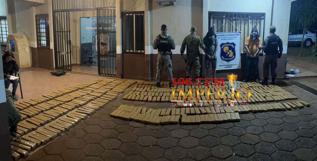 Detienen a dos hombres transportando más de 450 kilos de marihuana en un camión